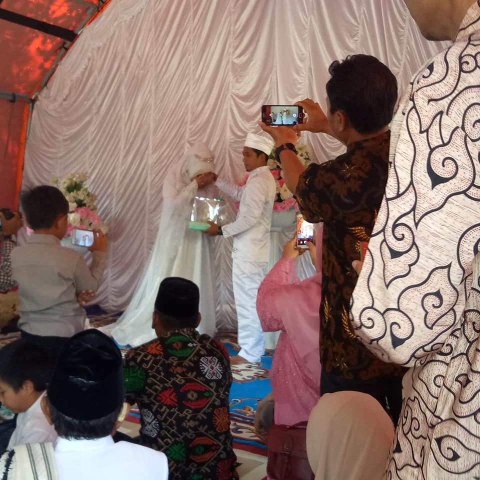 Gempa tak jadi penghalang, sejoli ini menikah di pengungsian Lombok