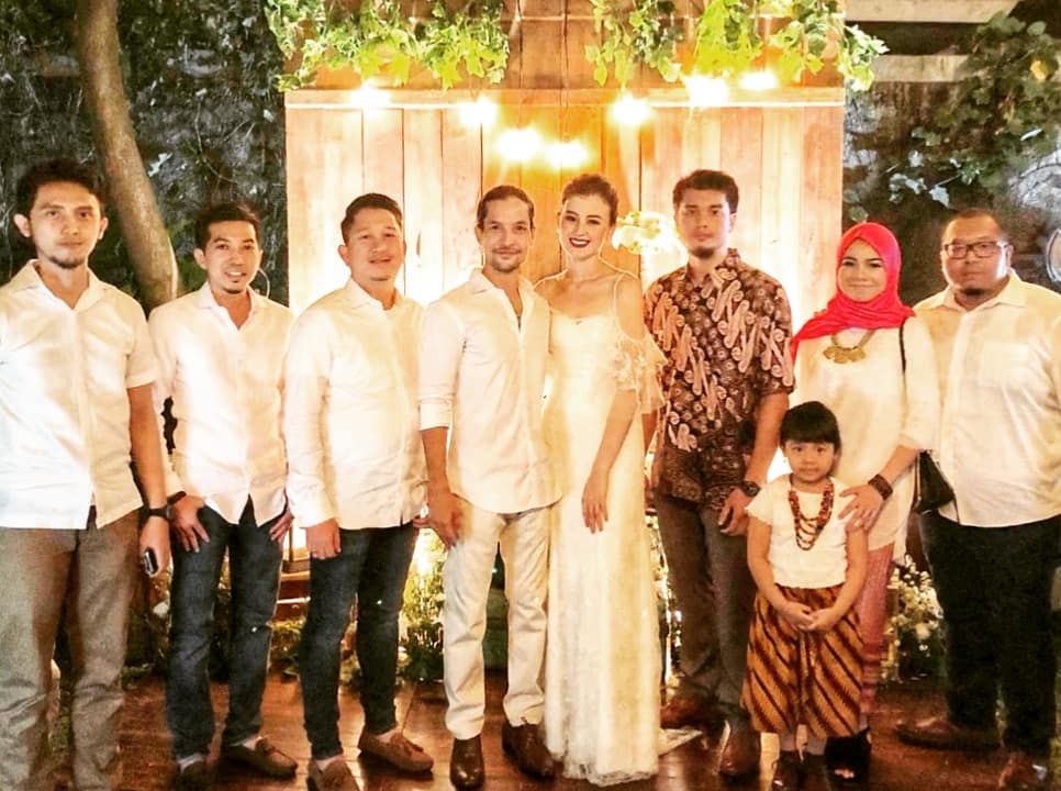 Digelar tertutup, ini 10 momen resepsi pernikahan Kimberly & Edward