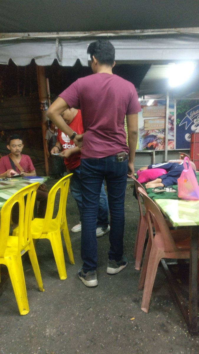 Keluarga ini tinggal anaknya di restoran, alasannya bikin tepuk jidat