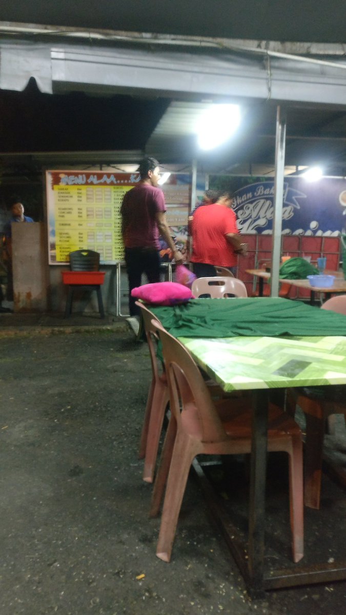 Keluarga ini tinggal anaknya di restoran, alasannya bikin tepuk jidat