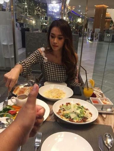 19 Potret lelaki jempol lagi kencan ini lucu abis, bikin cekikikan