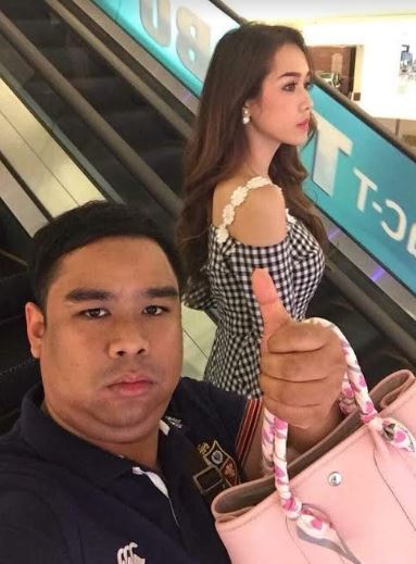 19 Potret lelaki jempol lagi kencan ini lucu abis, bikin cekikikan