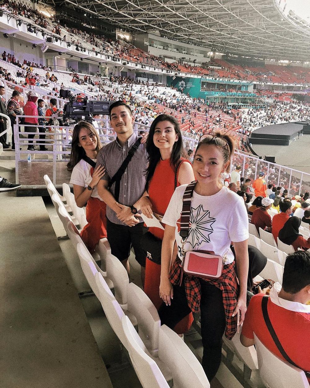 7 Pasangan seleb nonton langsung Asian Games, membaur sama suporter
