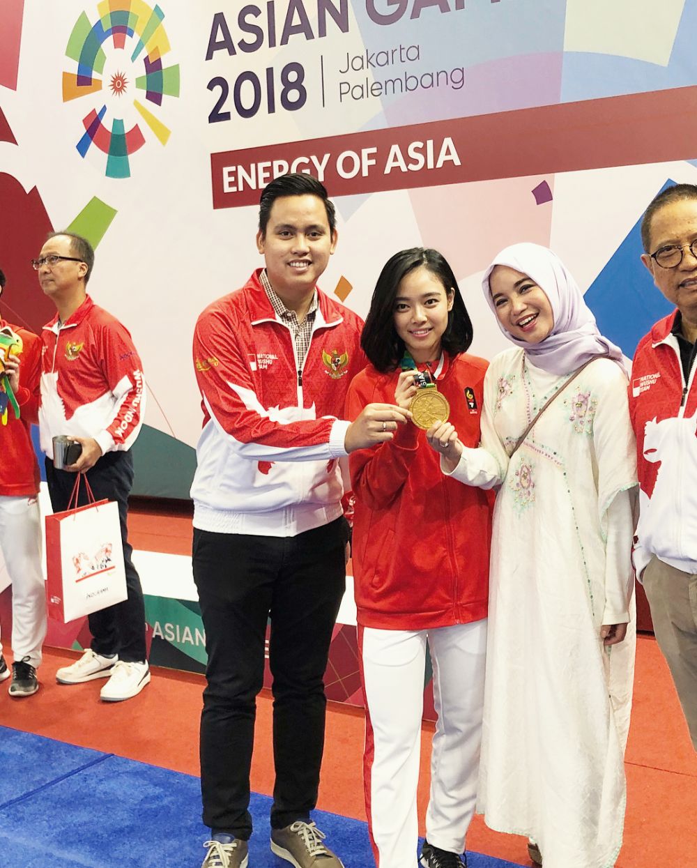 7 Pasangan seleb nonton langsung Asian Games, membaur sama suporter