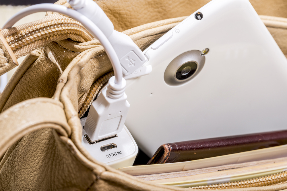 Anti mati gaya, 9 barang ini wajib selalu ada di tasmu ketika hangout