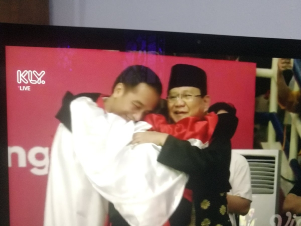 Momen terbaik Asian Games 2018, Jokowi-Prabowo pelukan bareng atlet