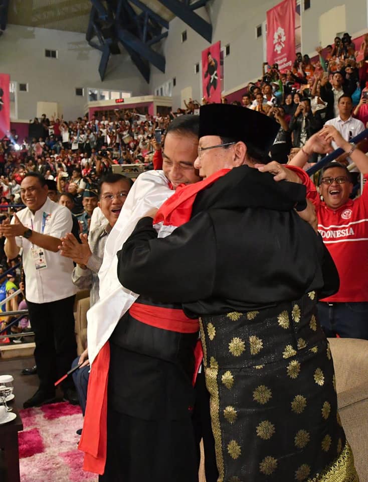 Momen terbaik Asian Games 2018, Jokowi-Prabowo pelukan bareng atlet