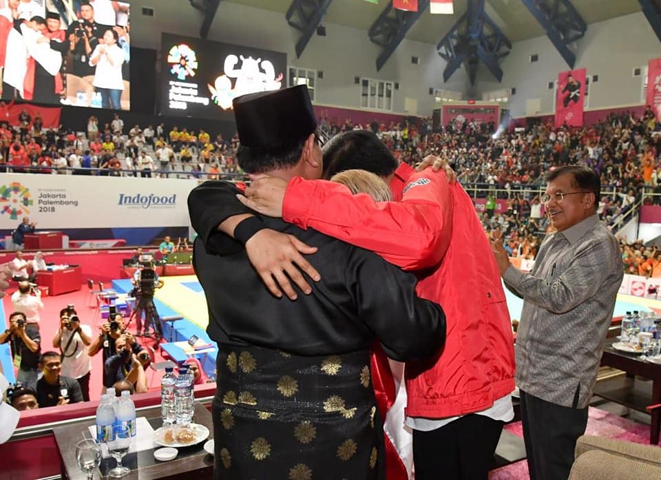 Momen terbaik Asian Games 2018, Jokowi-Prabowo pelukan bareng atlet