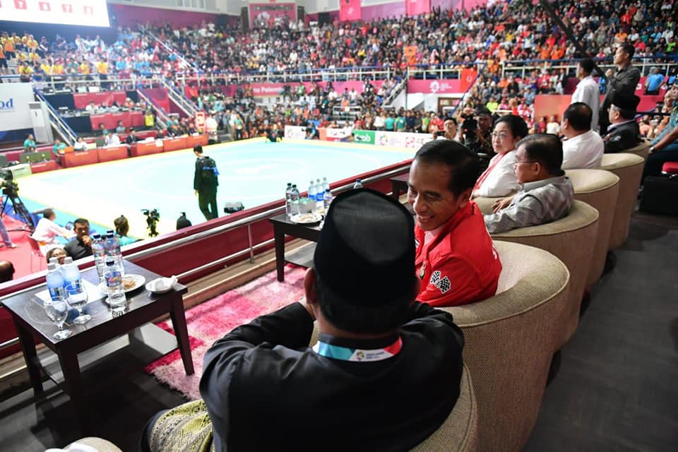 Momen terbaik Asian Games 2018, Jokowi-Prabowo pelukan bareng atlet