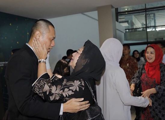 9 Potret penyambutan AHY-Anissa pulang haji, penuh haru