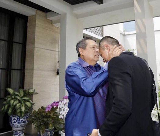 9 Potret penyambutan AHY-Anissa pulang haji, penuh haru