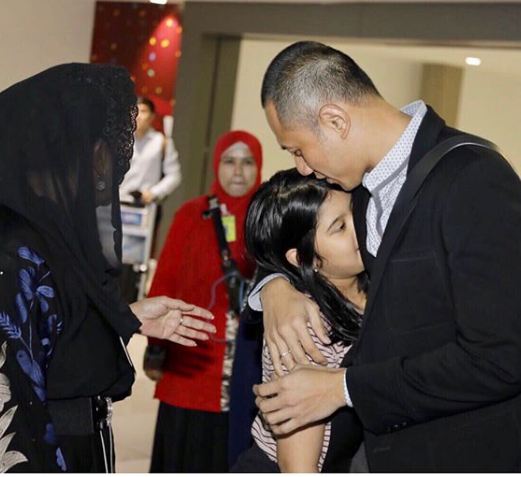 9 Potret penyambutan AHY-Anissa pulang haji, penuh haru