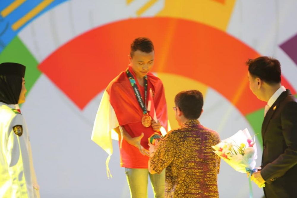 10 Potret kemenangan Ridel Yesaya, peraih medali emas eSports
