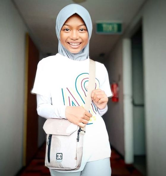 9 Gaya hijab Bunga Nyimas, bocah 12 tahun peraih medali di Asian Games