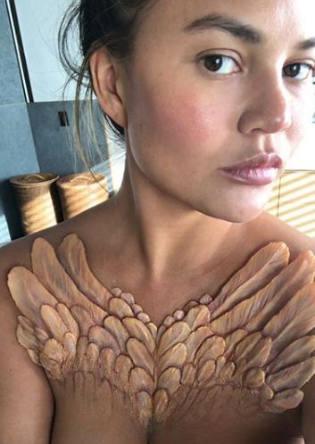 Keren, intip uniknya tren perhiasan 'daging tumbuh' ala artis dunia