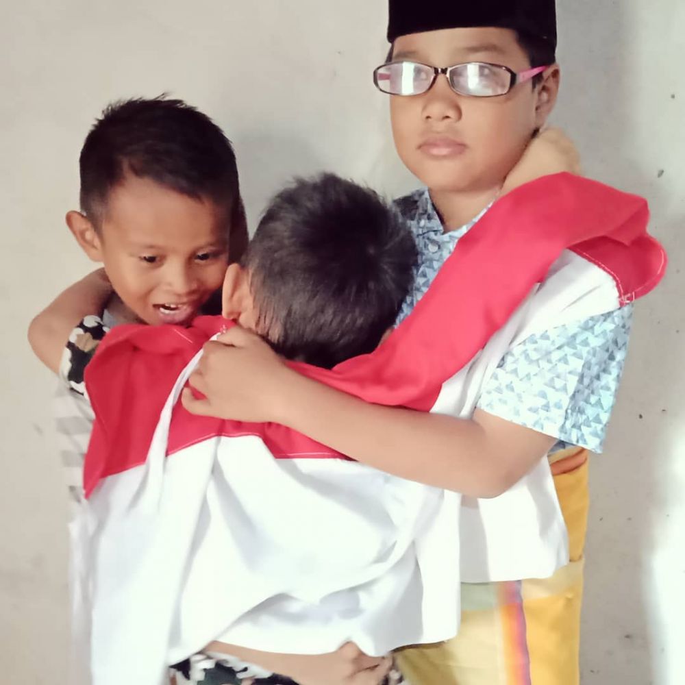 10 Potret tiru Jokowi peluk Prabowo ini ekspresinya lucu-lucu