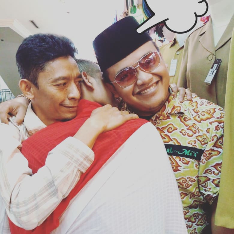 10 Potret tiru Jokowi peluk Prabowo ini ekspresinya lucu-lucu