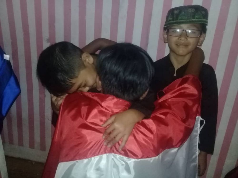 10 Potret tiru Jokowi peluk Prabowo ini ekspresinya lucu-lucu