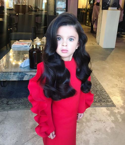 Anak 5 tahun ini punya rambut super lebat, 7 gayanya kece maksimal