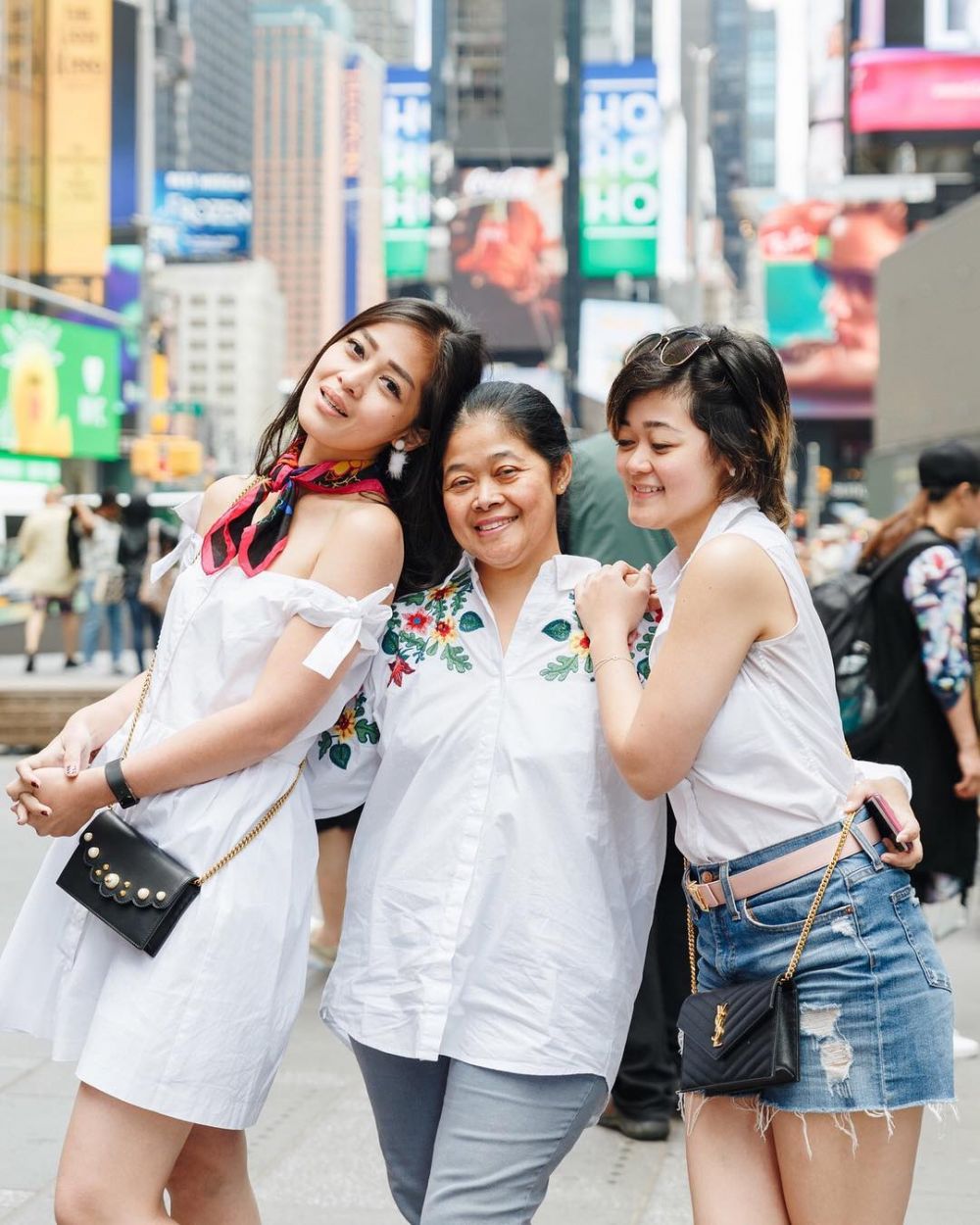 Bukan barang mewah, 7 seleb ini dikado hewan di hari ulang tahunnya