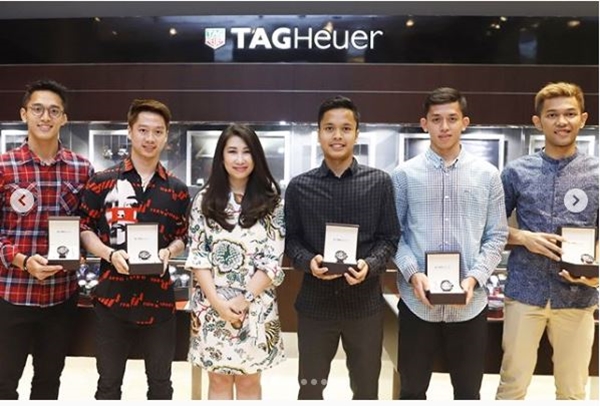 Bukan hanya belanja di LV, Jojo dkk juga dapat kado arloji Rp 80 juta