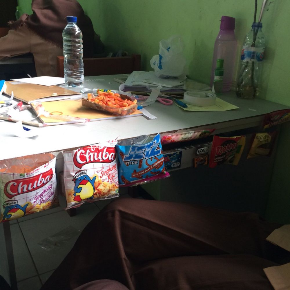 Kreatif, cara murid SMA ini simpan makanan di dalam kelas bikin ngakak