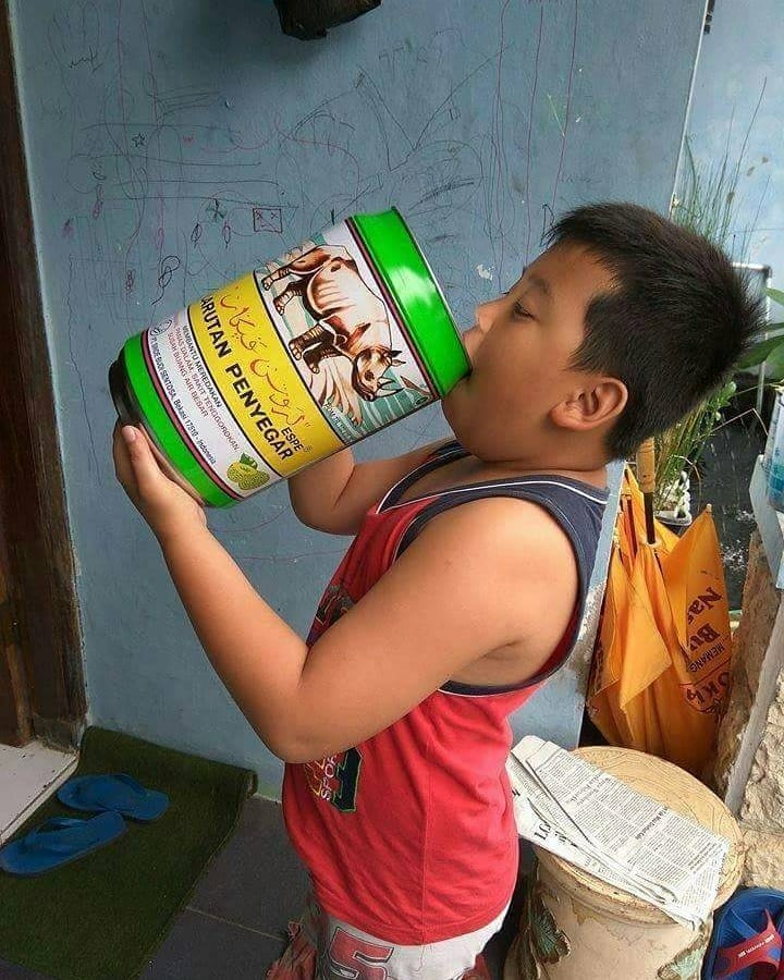 7 Cara absurd orang hadapi cuaca panas, bikin ngakak sampai dehidrasi