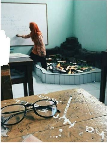 7 Cara absurd orang hadapi cuaca panas, bikin ngakak sampai dehidrasi