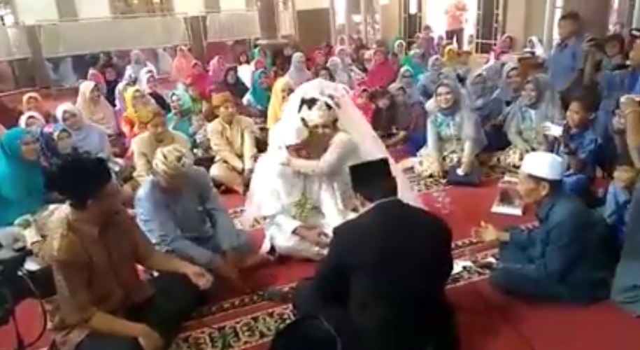 Dinyatakan sah, mempelai wanita ini sampai selebrasi saking girangnya