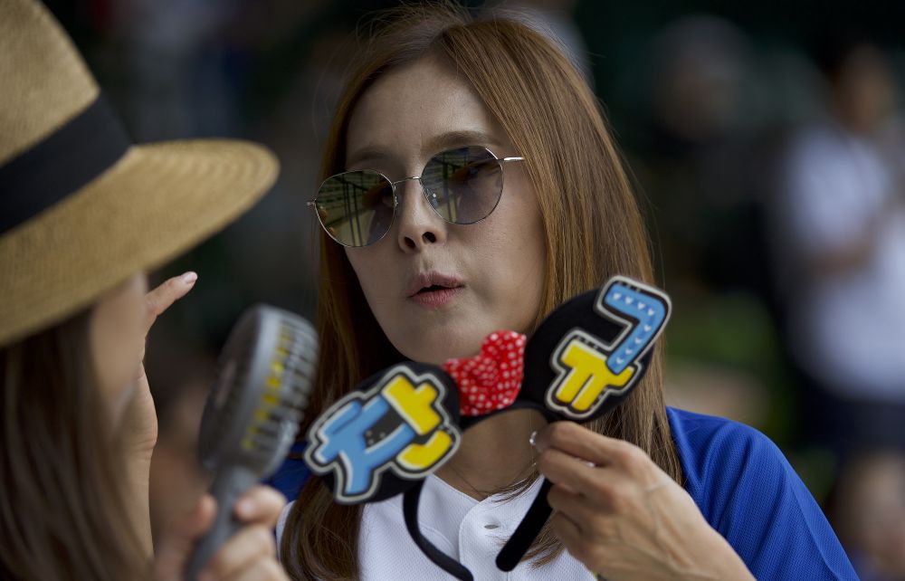 10 Aksi suporter cantik Korea Selatan di Asian Games bikin gagal fokus