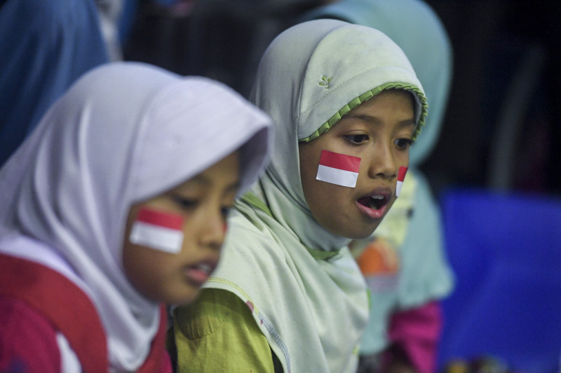 Penuh semangat, ini 10 ekspresi heboh suporter cilik di Asian Games