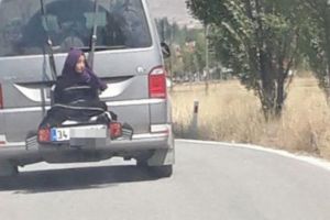 Pria ini ikat anaknya di belakang mobil yang tengah jalan, teganya