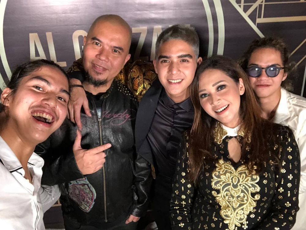 7 Potret ulang tahun Al Ghazali, tiru pose pelukan Jokowi-Prabowo