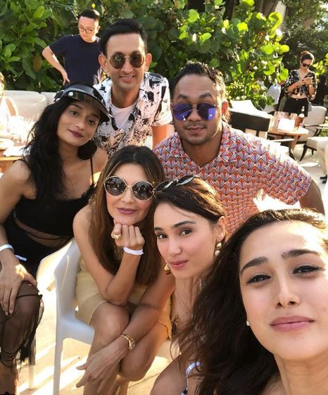 7 Potret Tamara Bleszynski dan geng artis senior nonton konser bareng