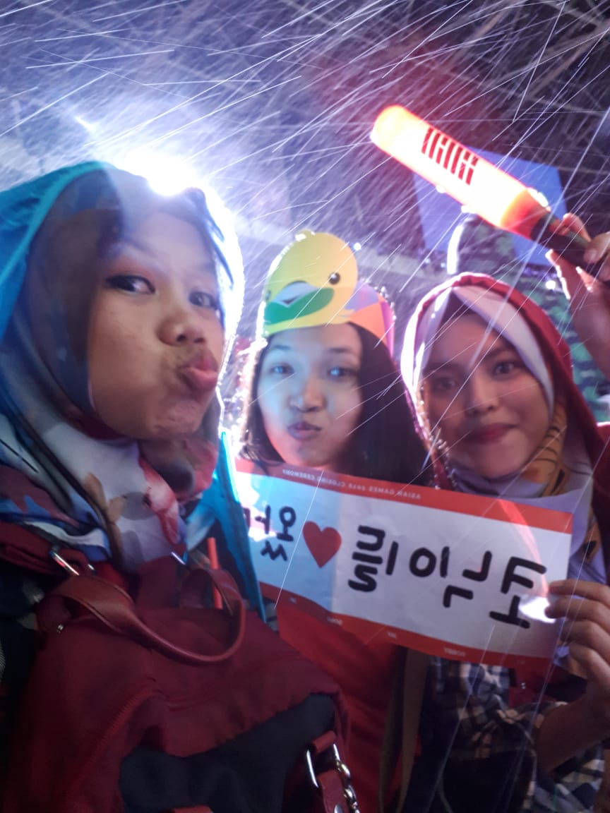 5 Aksi total fans iKon menunggu idolanya di GBK, rela hujan-hujanan