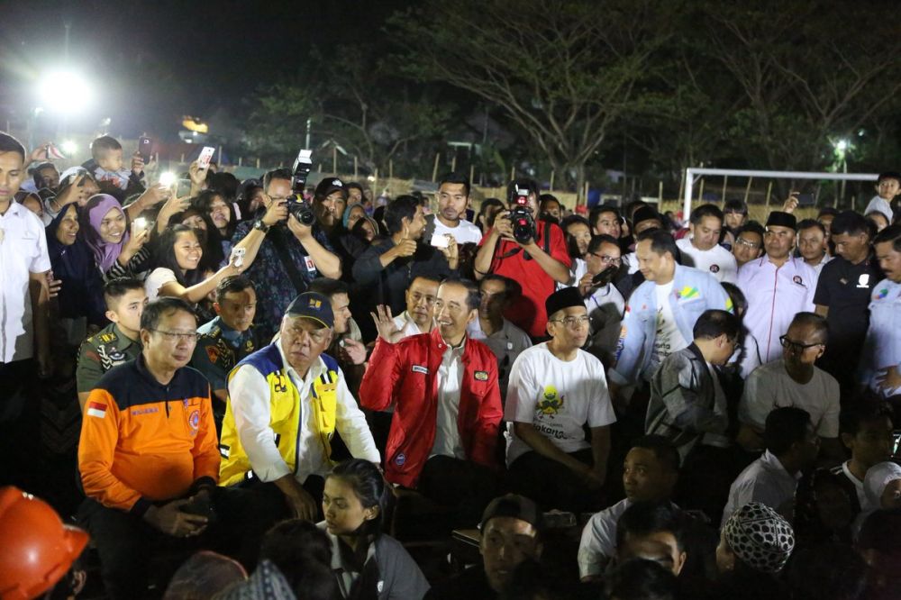 5 Potret Jokowi nonton bareng penutupan Asian Games 2018 di Lombok