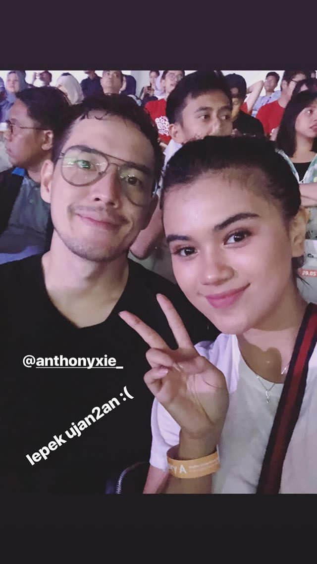 10 Gaya seleb nonton langsung penutupan Asian Games 2018, heboh abis