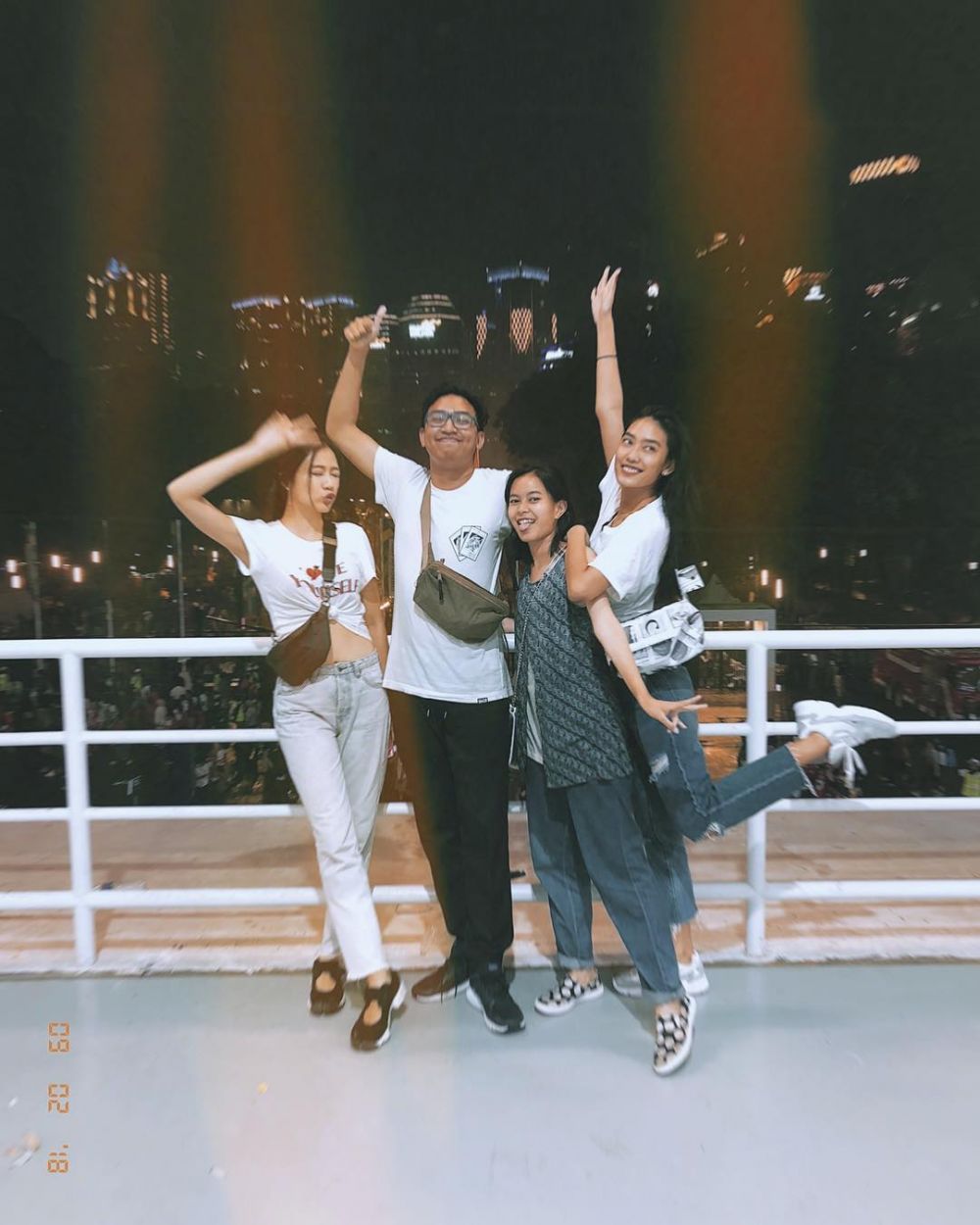 10 Gaya seleb nonton langsung penutupan Asian Games 2018, heboh abis