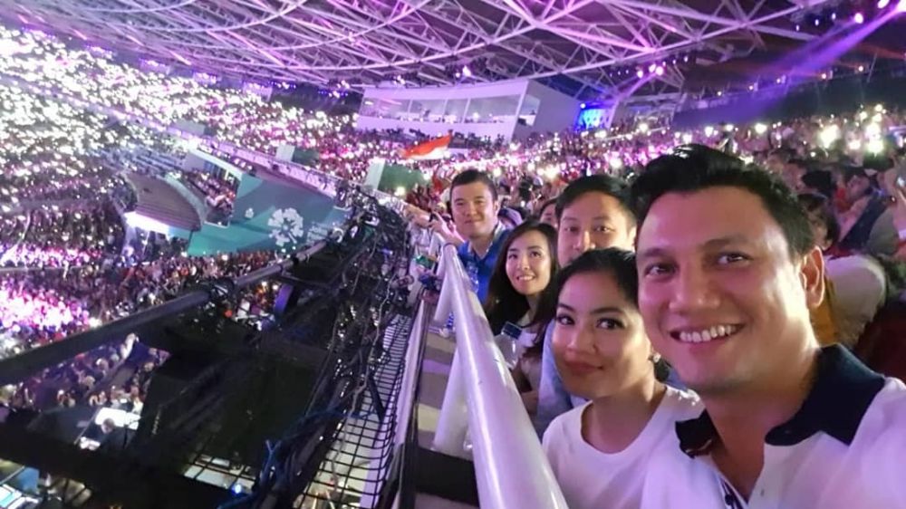 10 Gaya seleb nonton langsung penutupan Asian Games 2018, heboh abis