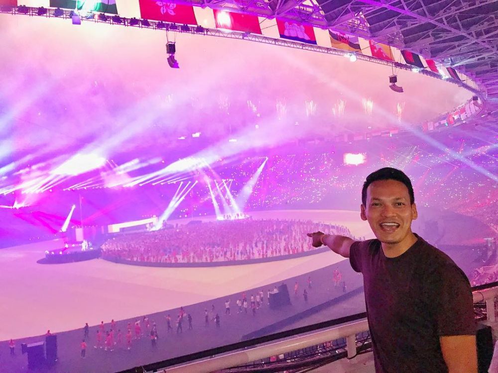 10 Gaya seleb nonton langsung penutupan Asian Games 2018, heboh abis