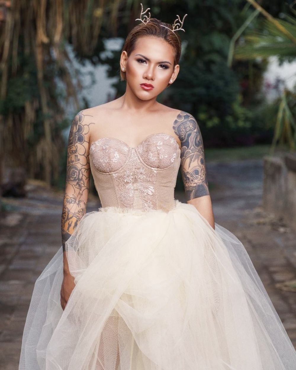 Makin feminin, ini 8 gaya seksi Evelin Nada Anjani yang bikin pangling