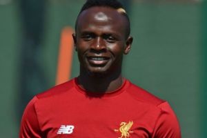 Aksi bintang Liverpool Sadio Mane bersihkan toilet masjid panen pujian