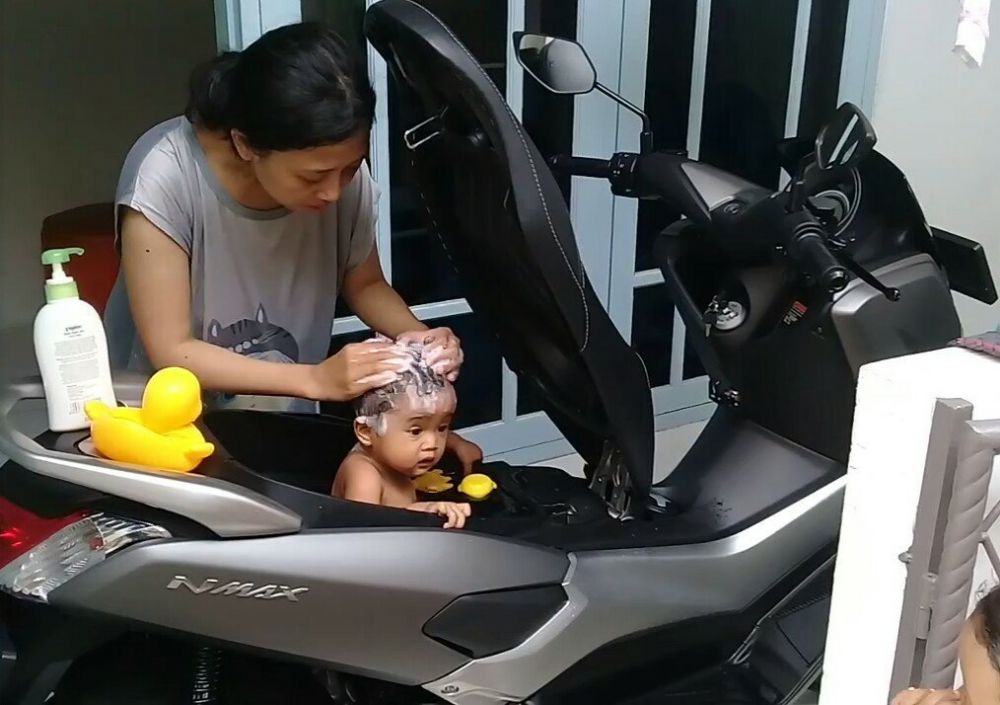 7 Kreativitas orangtua saat mengasuh anak ini bikin ngakak tepuk jidat