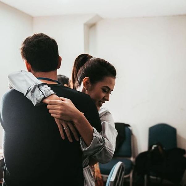 Rayakan ulang tahun pernikahan, postingan Raisa-Hamish bikin baper