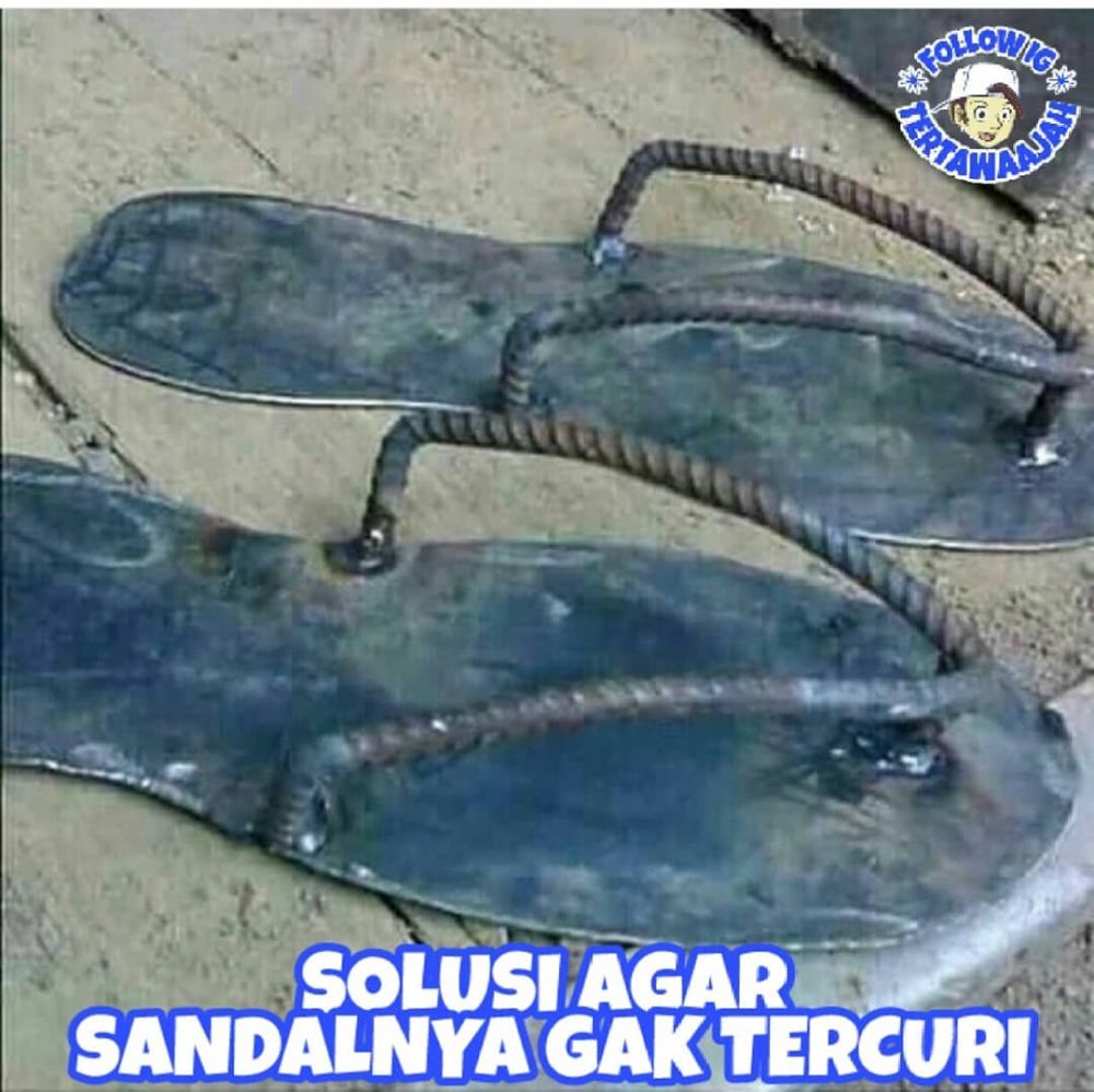 7 Kreasi sandal ala orang Indonesia ini absurdnya bikin cengar-cengir