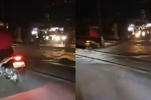 Momen emak-emak lolos dari tabrakan KRL ini bikin deg-degan