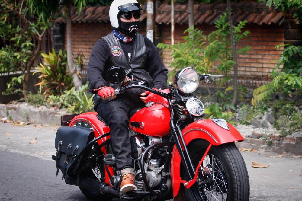 10 Potret suami Soimah di atas motor, penampilannya sangar