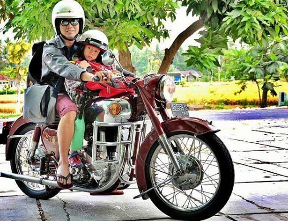 10 Potret suami Soimah di atas motor, penampilannya sangar