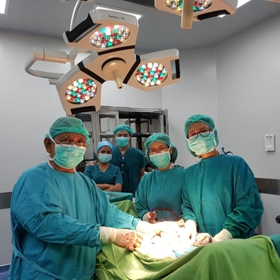 Berkursi roda dampingi Ridwan Kamil, ini 10 momen pengobatan Atalia