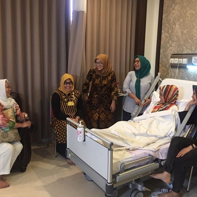 Berkursi roda dampingi Ridwan Kamil, ini 10 momen pengobatan Atalia